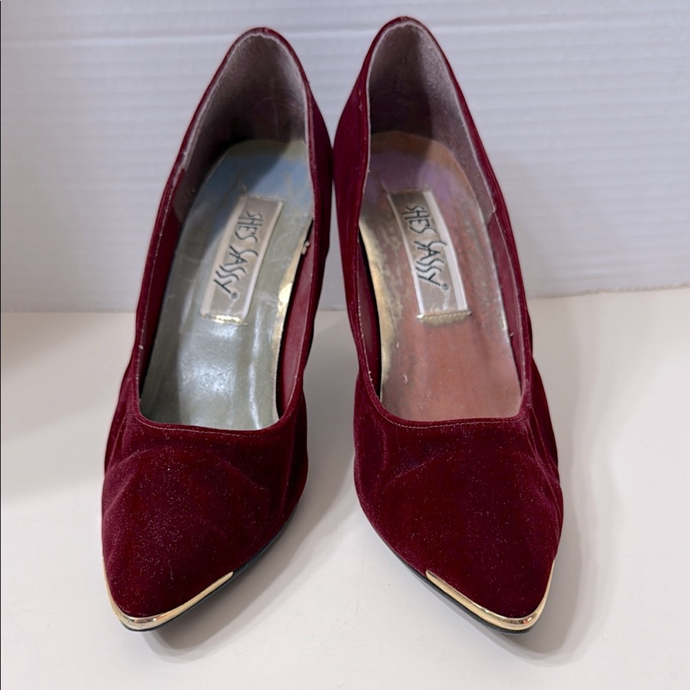 She’s Sassy Mary Ann  Burgundy Red Velvet Heels Gold Tone Accent Size 8
